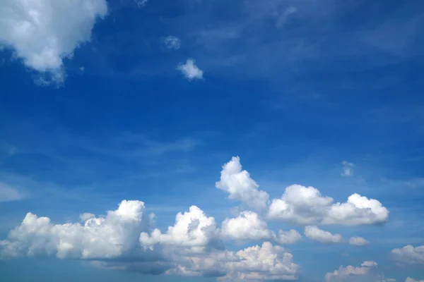 Borrão branco heap nuvem sol no céu azul nuvem macia — Fotografia de Stock