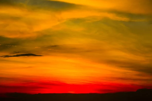 Nuage brouillé de tas de coucher de soleil dans le ciel tropical et orange nuage doux — Photo