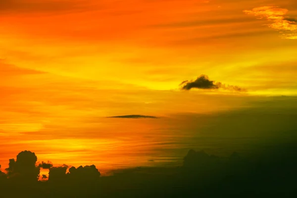 Amontoado colorido laranja escuro pôr do sol nuvem e sol no céu — Fotografia de Stock