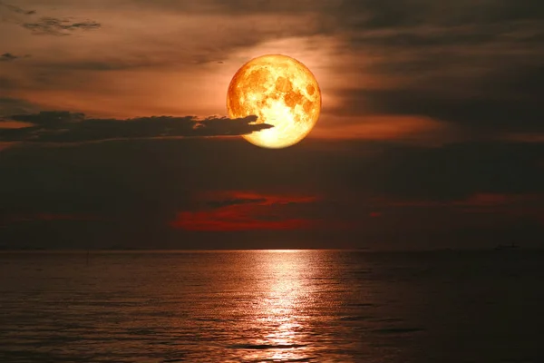 Luna piena di sangue sul cielo notturno sul mare silhouette nube — Foto Stock