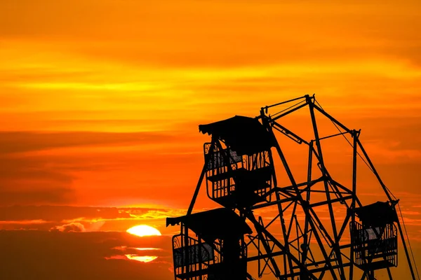 Dernière lumière du coucher du soleil sur le ciel et la silhouette ferris roue — Photo