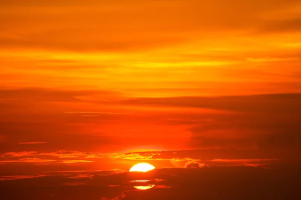 Última luz del atardecer en el cielo y la silueta nube roja —  Fotos de Stock