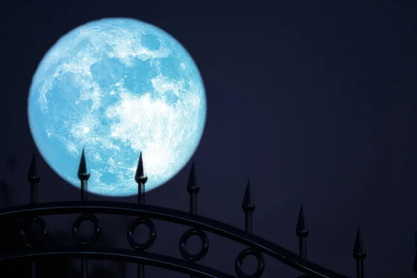 Luna căpșuni pe cerul nopții înapoi siluetă din oțel inoxidabil iro — Fotografie, imagine de stoc