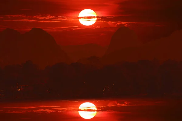 Pôr do sol na noite céu vermelho de volta sobre a montanha árvore silhueta — Fotografia de Stock
