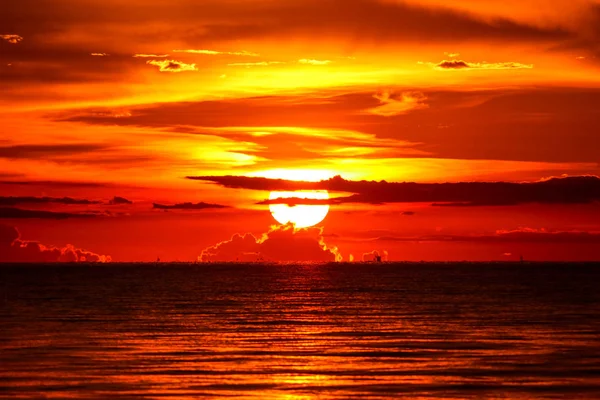 Tramonto sul mare e sull'oceano ultima luce cielo rosso silhouette nube — Foto Stock