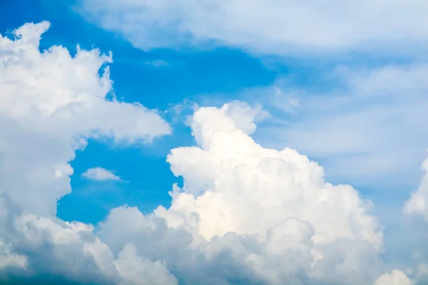 Branco enorme heap nuvem sol no verão azul céu nuvem macia — Fotografia de Stock