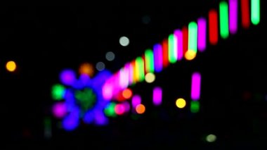 gece pazarı fuarı park alanında bulanıklık neon ışık ve siluet araba
