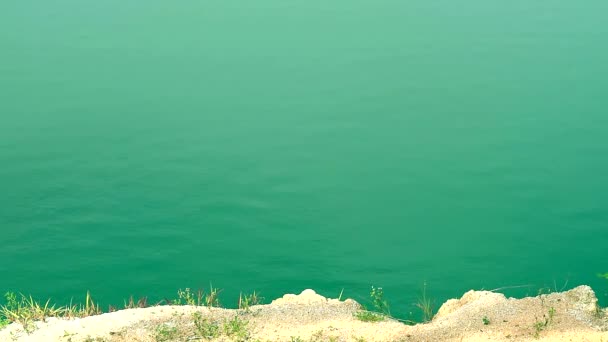 Πράσινο κύμα χρώματος από το μαγγάνιο στην επιφάνεια του νερού στη λίμνη — Αρχείο Βίντεο