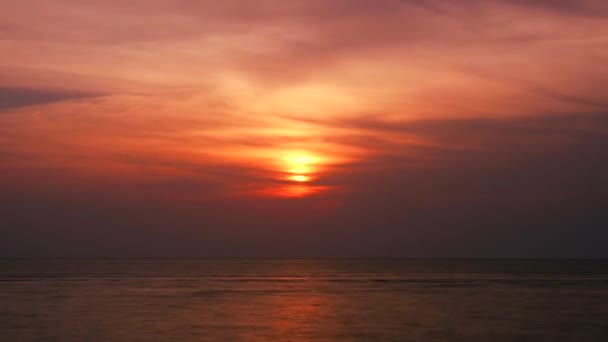 Pôr do sol de volta nuvem céu vermelho no tempo do mar lapso — Vídeo de Stock