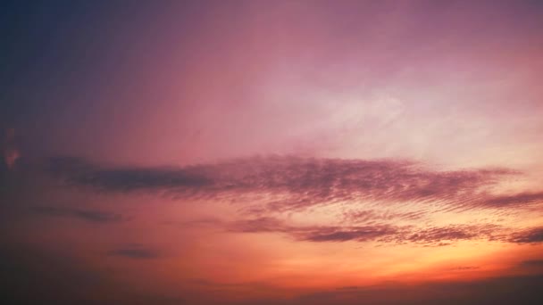 Cielo puesta de sol y nube de silueta en movimiento y transparente — Vídeos de Stock