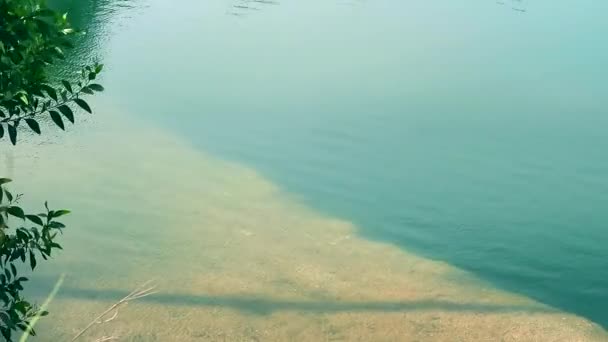 호수는 판매를위한 토양과 먼지를 파고에 의해 발생 — 비디오