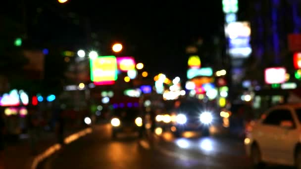 Les touristes s'assoient sur le service de taxi pour faire du shopping au marché de nuit — Video