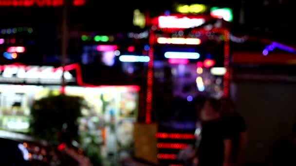 Turyści chodzić na ulicy na zakupy w nocnym rynku pub i bar — Wideo stockowe