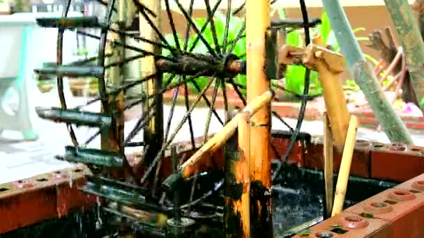 Roda de água feita de bambu decorado no jardim2 — Vídeo de Stock
