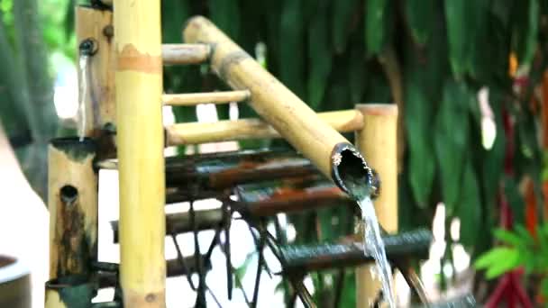 Τροχός νερού από μπαμπού διακοσμημένο στο garden4 — Αρχείο Βίντεο