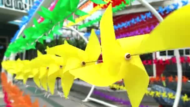 Κίτρινο παιχνίδι ανεμόμυλος είναι διακοσμημένο στο εμπορικό κέντρο για να καλωσορίσετε το καλοκαίρι — Αρχείο Βίντεο