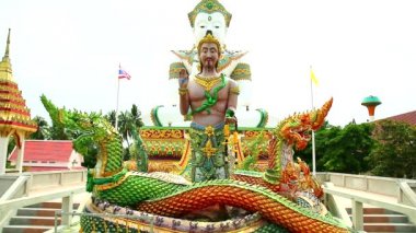 Naga statüsü srisuttho tanrı ve Khao Mai Kaew Tapınağı'nda buda arka plan