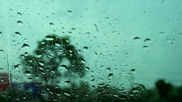 Conductor coche de estacionamiento junto a la caída de lluvia carretera y el coche sacudido por el viento pesado — Vídeo de stock