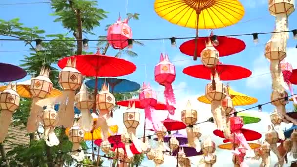 Λαμπτήρες και ομπρέλες στη Βόρεια Ταϊλάνδη κρεμασμένη διακόσμηση εξωτερική — Αρχείο Βίντεο