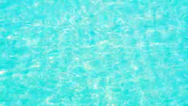 Azul claro na água na superfície do mar e reflexos de luz e onda — Vídeo de Stock