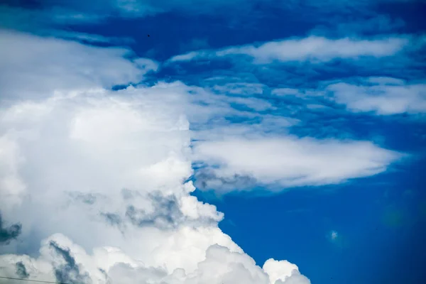 Borrão branco heap nuvem sol no verão azul céu nuvem macia — Fotografia de Stock