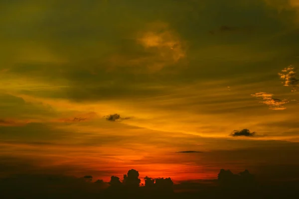 Amontoado colorido laranja escuro pôr do sol nuvem e sol no céu — Fotografia de Stock