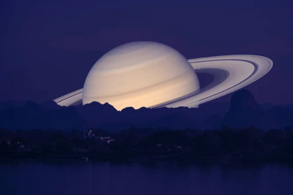 Сатурн планеты обратно силуэт реки и горный inght небо backg — стоковое фото