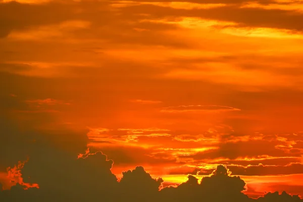 Puesta de sol de nuevo en la última luz roja cielo naranja silueta nube —  Fotos de Stock