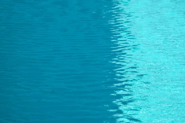 Onda movendo-se pelo vento na superfície da água da piscina — Fotografia de Stock