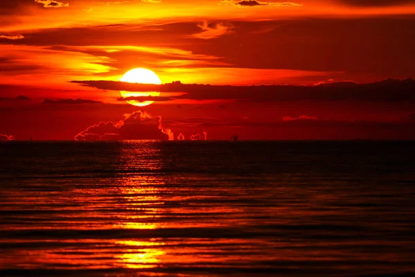 Puesta de sol en el mar y el océano última luz cielo rojo silueta nube — Foto de Stock