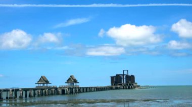 deniz berrakmavi gökyüzü ve beyaz bulut hattı tapınak terk