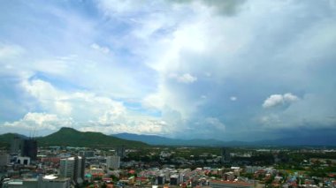 şehir ve dağ ve tepe üzerinde mavi ve fırtına bulutu