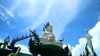 Pearl buddha beyaz bulut arka plan zaman atlamalı lilly pad üzerinde oturup