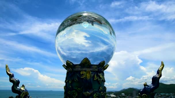 Стекло шара отражение вверх тормашками неба время истекает — стоковое видео