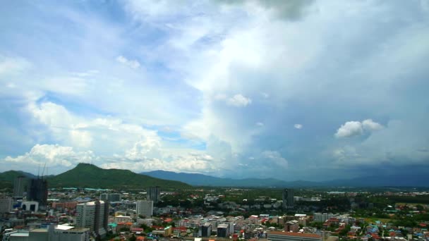 Nubes azules y tormentosas sobre la ciudad y la montaña y la colina — Vídeos de Stock