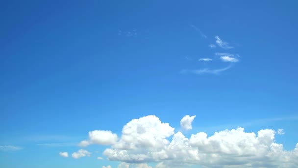 Fundo céu azul claro com nuvem branca pura movimento lapso de tempo — Vídeo de Stock