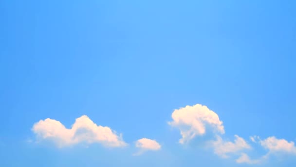 Céu azul claro nuvem pôr do sol em movimento — Vídeo de Stock