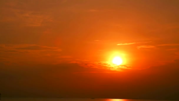 Sunset mrak paprsek zpět silueta mraky časy propadů — Stock video