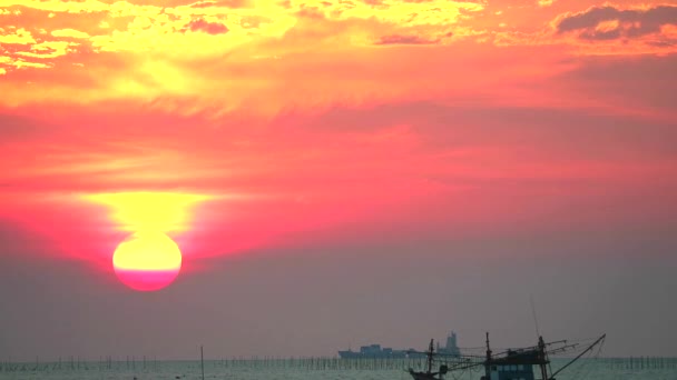 日落在海上五颜六色的天空火焰云和小波在水面上 — 图库视频影像