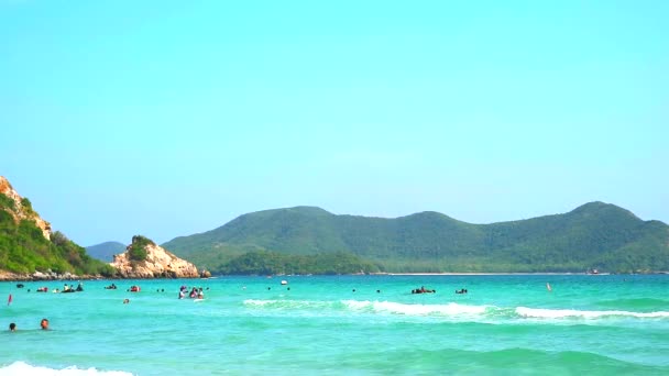Turismo jogar água no mar e ilha e céu azul claro fundo — Vídeo de Stock