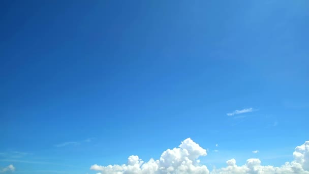 Белое облако кучи и ясное голубое небо движущееся время истекает — стоковое видео