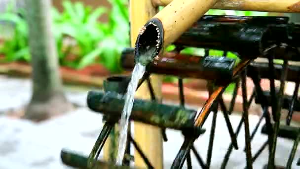 Waterwiel van bamboe gedecoreerd in de garden3 — Stockvideo