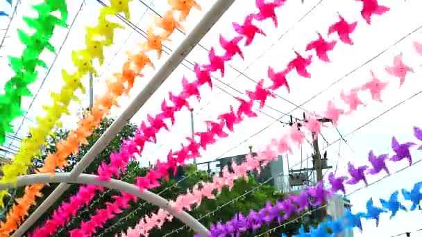 Windmolen speelgoed is ingericht in de voorkant van het winkelcentrum te verwelkomen zomer — Stockvideo
