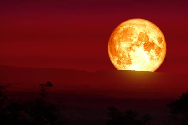 血月在夜红的天空背剪影山 — 图库照片