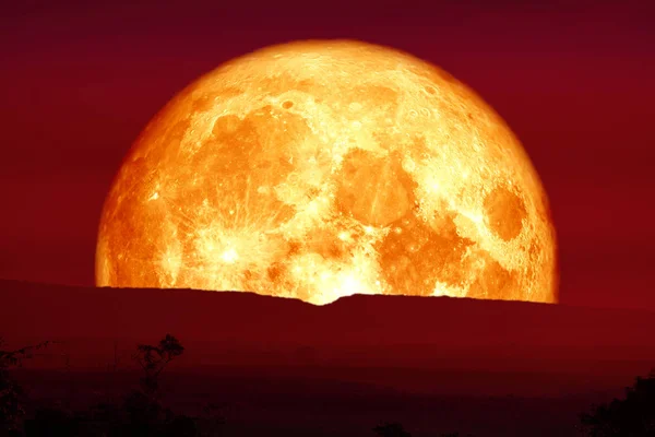 Sangre luna en la noche rojo cielo espalda silueta montaña — Foto de Stock