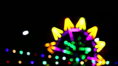gece pazarı fuarında dönme dolabı ve haddeleme Neon ışık renkli