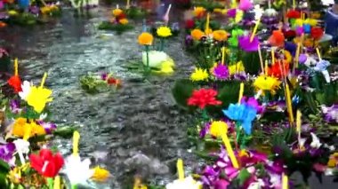 Krathong muz ağaçları yapılan, Flowers Loi Krathong Festivali yüzeyinde yüzen
