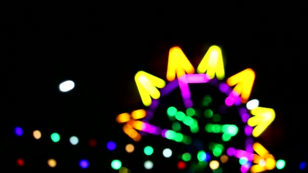 Buntes Riesenrad und rollendes Neonlicht auf dem Nachtmarkt — Stockvideo