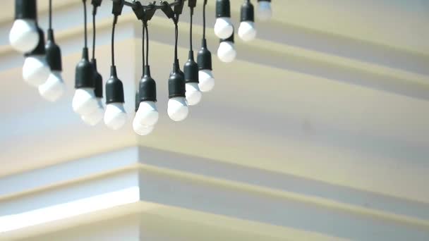 Groupe de lumière accrocher sur le fil extérieur pour décorer l'architecture — Video