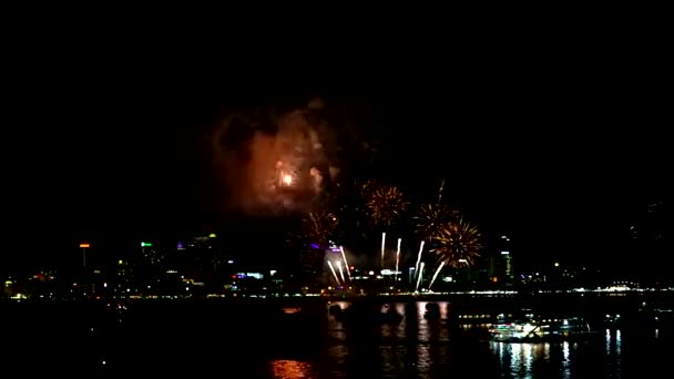 Fuegos artificiales de Pattaya 2019 en el centro de la playa de pattaya Bali Hai Pier — Vídeo de stock